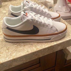 New Authentic Nike Court Legacy WOMENS size 7